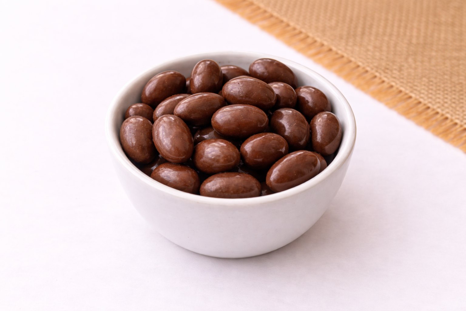 Almendra con chocolate sin azúcar. Visita nuestra tienda en línea y compra tus snacks favoritos. 