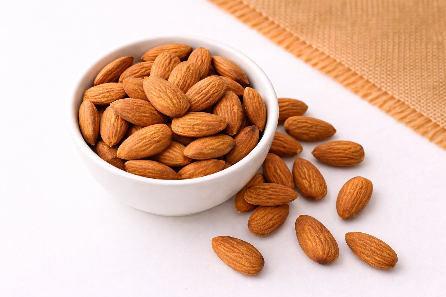 Almendra a granel. Visita nuestra tienda en línea. Ideal para repostería, leches vegetales, como snack.