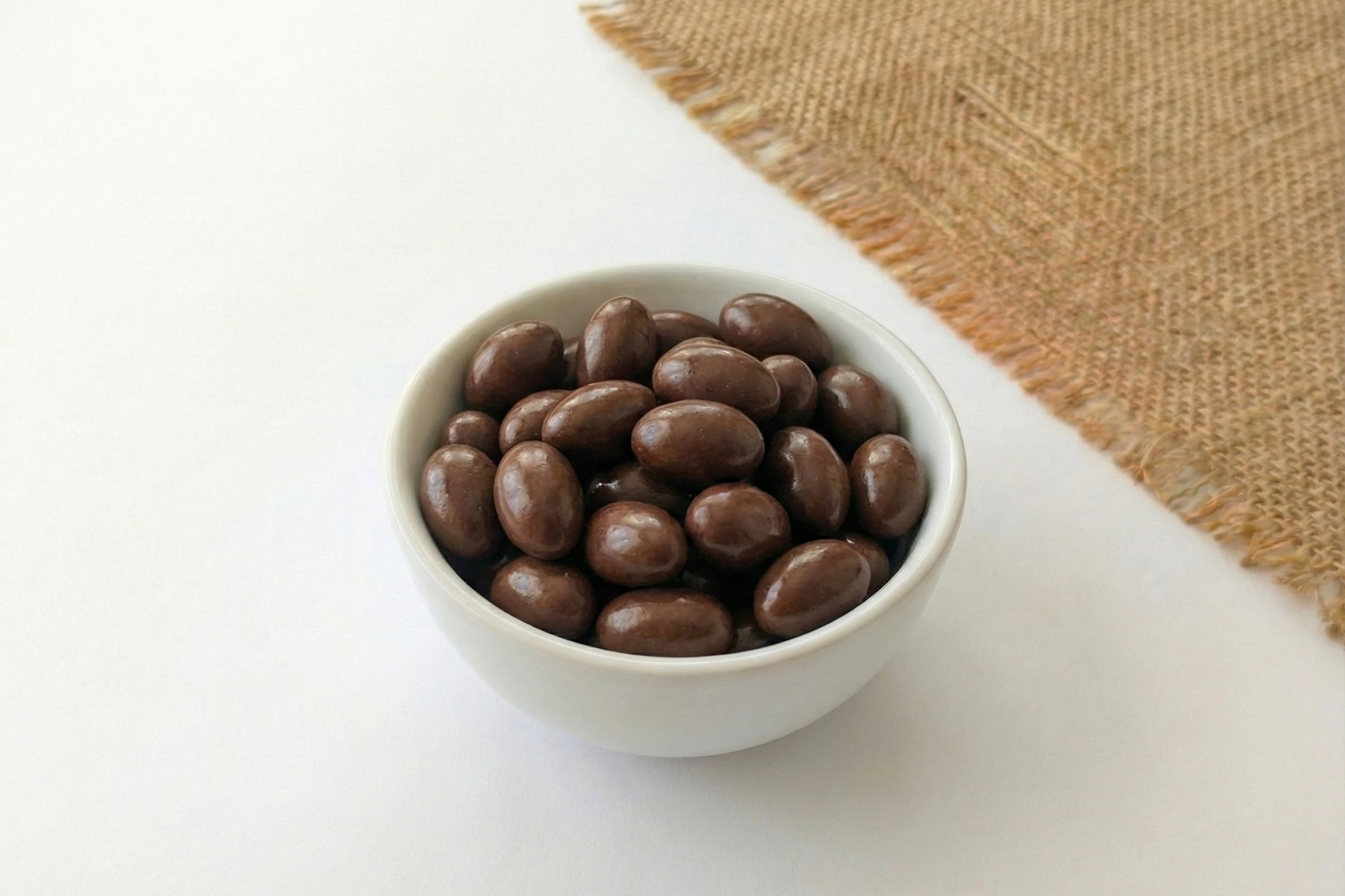 Almendra con chocolate a granel. Compra tus snacks deliciosos en línea.