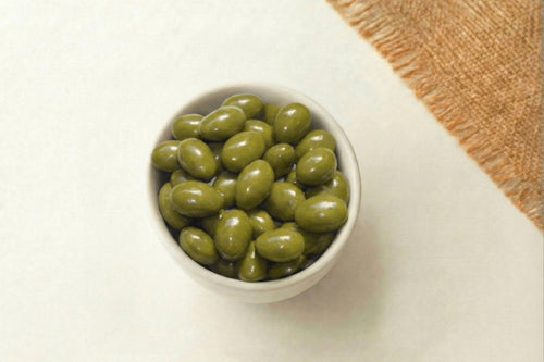 Almendra cubierta con matcha. Compra en línea tus snacks favoritos a granel.