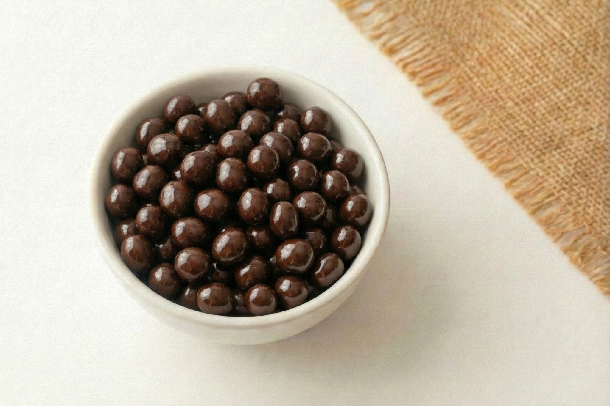 Arándanos con chocolate obscuro. Compra aquí tus snacks favoritos. Descubre sus beneficios en tu salud.