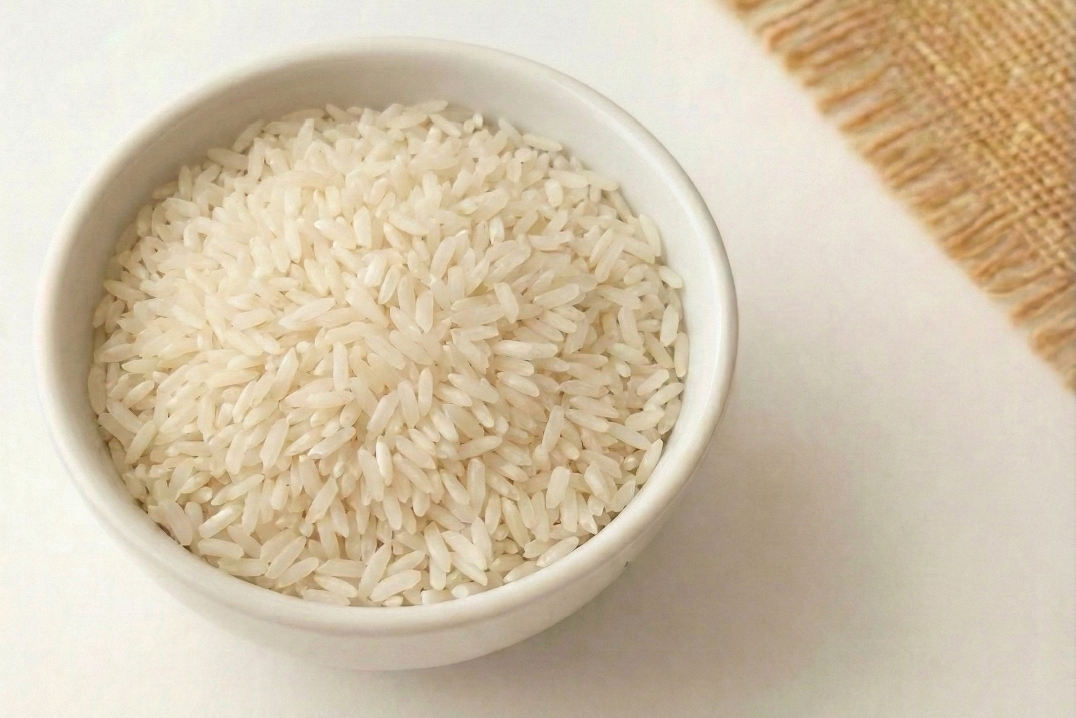 Arroz blanco a granel. Disfruta de los beneficios. Compra en línea.