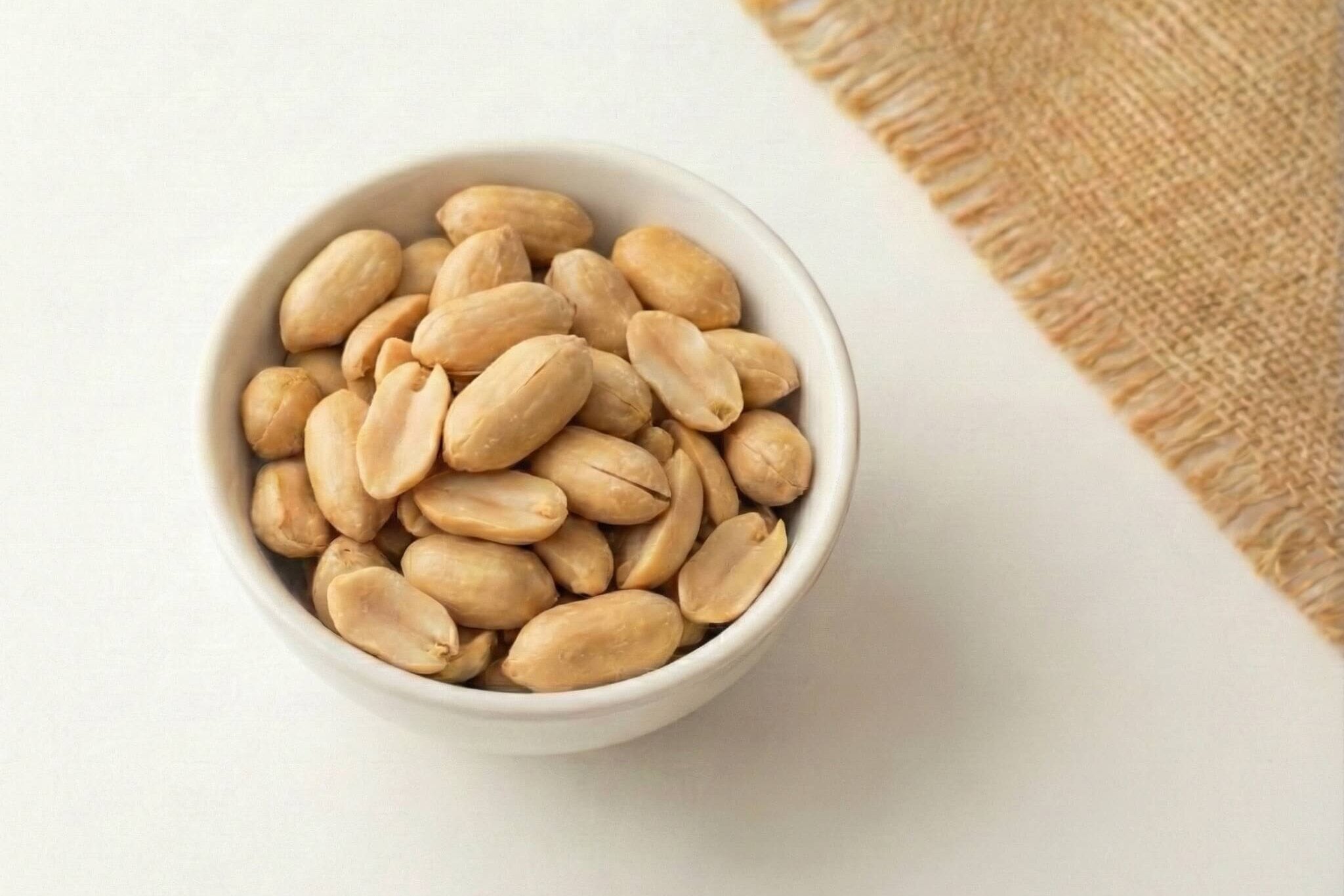 Cacahuate natural a granel. Visita nuestra tienda en línea y disfruta de sus beneficios.