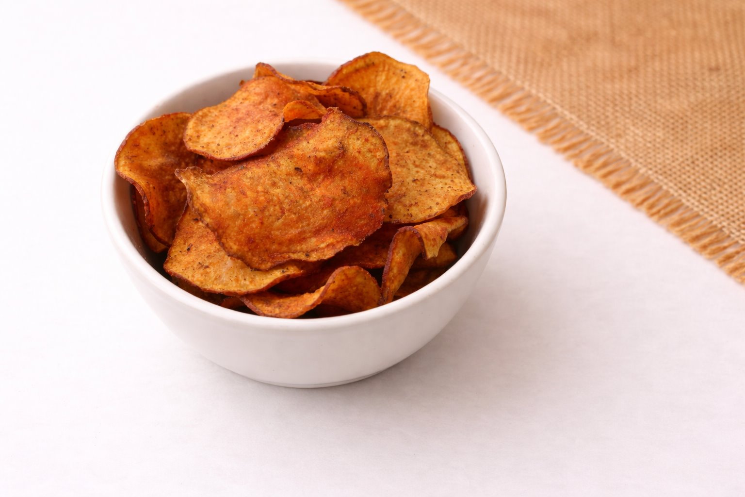 Chips de camote enchilado a granel. Visita nuestra tienda en línea y disfruta tus snacks saludables.