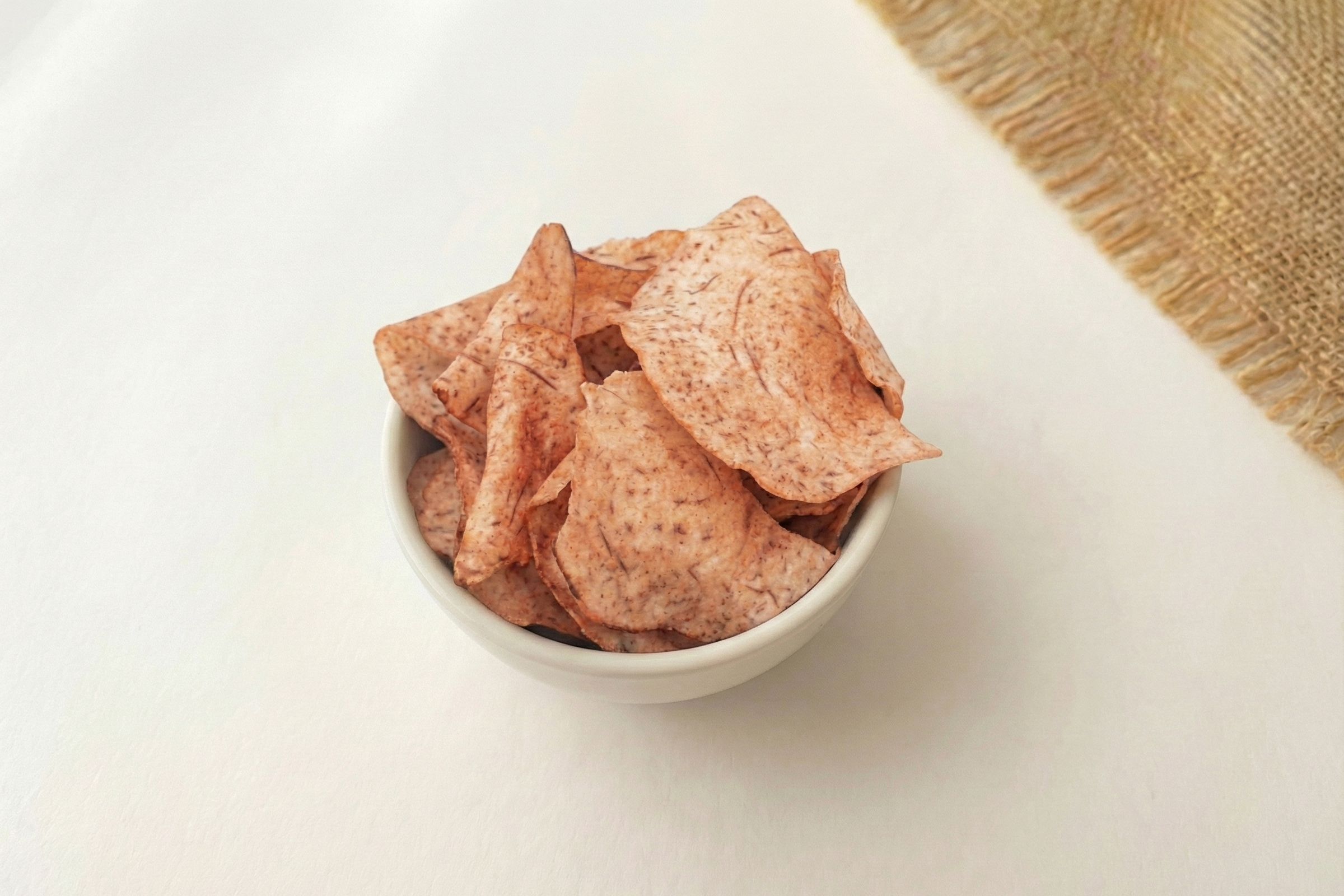 Chips de malanga (taro) adobadas a granel. Compra en línea y disfruta de los beneficios de este snack natural.