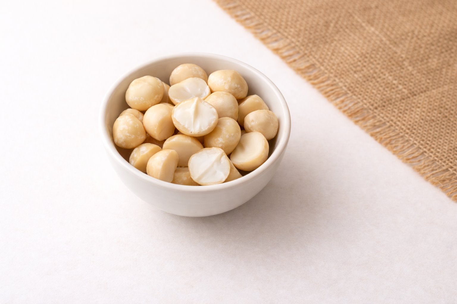 Nuez de macadamia a granel. Visita nuestra tienda en línea y disfruta de sus beneficios. 